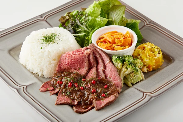ローストビーフデリランチプレート~赤ワインオニオンソース
